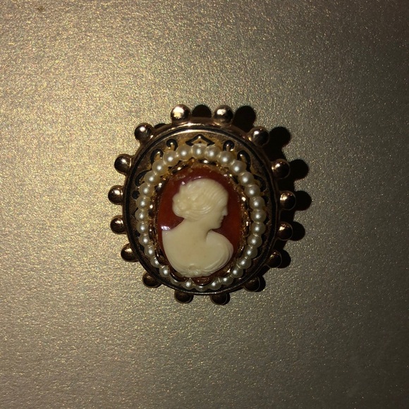 Elegant Victorian Cameo Brooch with Pearl Accents - Picture 4 of 8